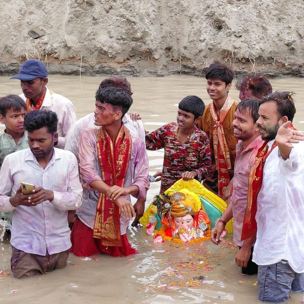 11 तस्वीरों में देखें गणपति विसर्जन, शोभायात्रा में उड़ा अबीर-गुलाल:1 हजार से अधिक प्रतिमाओं का विसर्जन, भजनों पर झूमें, गणपति बप्पा को विदा किया