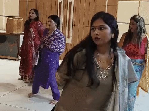 गुजराती बीट्स पर थिरकेंगी महिलाएं:गोरखपुर में शक्ति गरबा-डांडिया वर्कशॉप शुरू, 12 अक्टूबर को सजेगी ग्रैंड नाइट