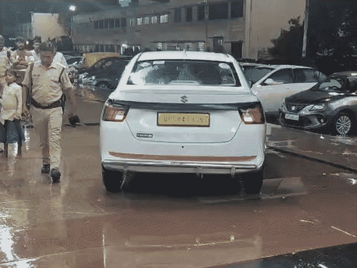 गोरखपुर रेलवे स्टेशन पर प्लेटफॉर्म-1 पर चढ़ी कार:मची अफरा-तफरी, ड्राइवर पर रेलवे एक्ट में केस; RPF ने जब्त की गाड़ी