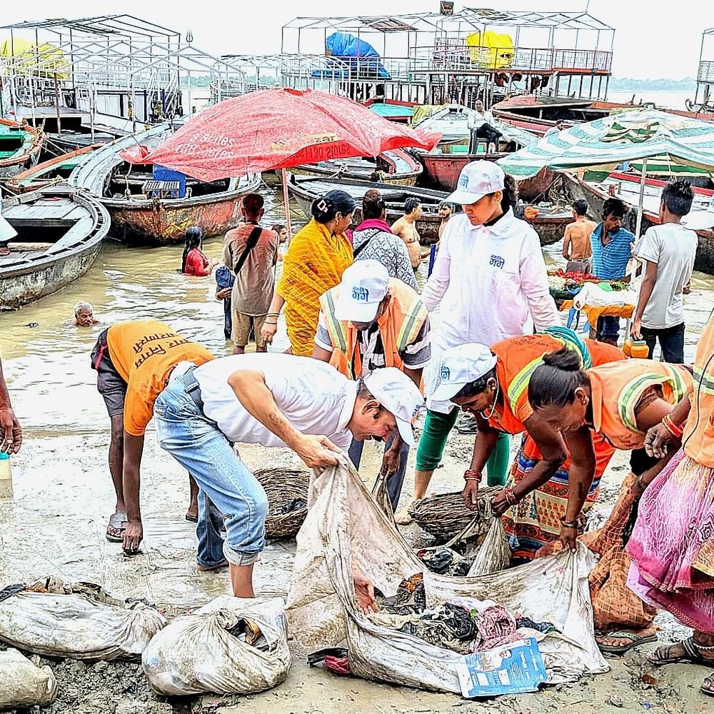 दशाश्वमेध घाट पर चला सफाई अभियान:नमामि गंगे की टीम ने निकाला 1 टन से ज्यादा कचरा