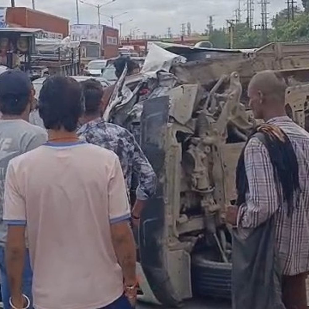 एक्सेल टूटने से स्कॉर्पियो बेकाबू होकर दूसरी तरफ पलटी:मथुरा में अलवर पुल के पास हादसा, चालक घायल, हाईवे पर लगा जाम