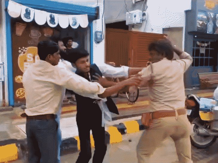 गोरखपुर में दरोगा को जूते से पीटते VIDEO वायरल:जांच में फेक निकला, लाइक व्यूज पाने के चक्कर में की शरारत, पकड़े गए 2 युवक