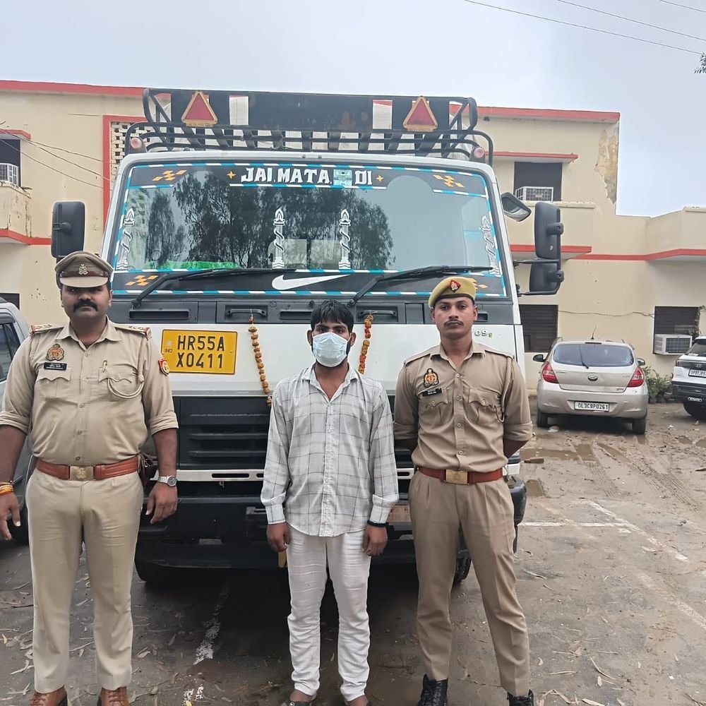 हापुड़ में कैंटर से अवैध पटाखे बरामद:70 कार्टून पटाखों की कीमत 3 लाख रुपए, आरोपी गिरफ्तार