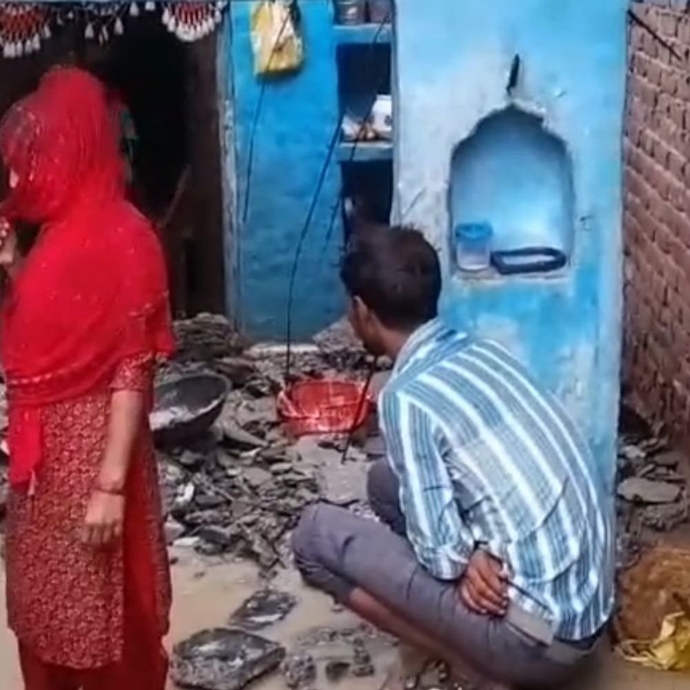 एटा में तेज बारिश-आंधी से भारी नुकसान:धान-बाजरा की फसलें बर्बाद, दीवारें-छतें ढहीं, सोलर प्लांट गिरा, एक गाय की मौत