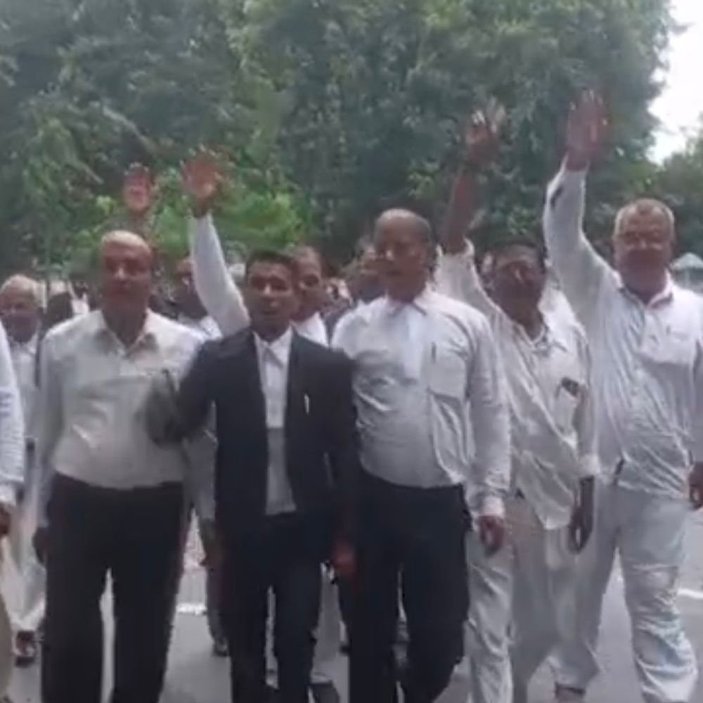 मुख्य चुनाव आयुक्त ज्ञानेश कुमार की बर्खास्तगी की मांग:लायर्स एसोसिएशन ने राष्ट्रपति को संबोधित ज्ञापन डीएम को सौंपा