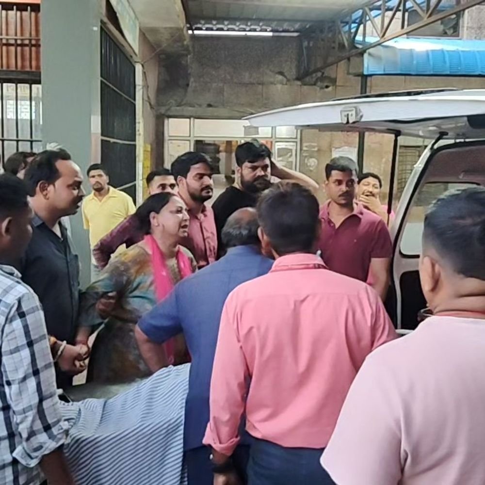 प्रतापगढ़ में गेट के नीचे दबने से की मासूम मौत:गेट पर झूलते समय हादसा, भाजयुमो प्रदेश अध्यक्ष के घर में किराए पर रहता था परिवार