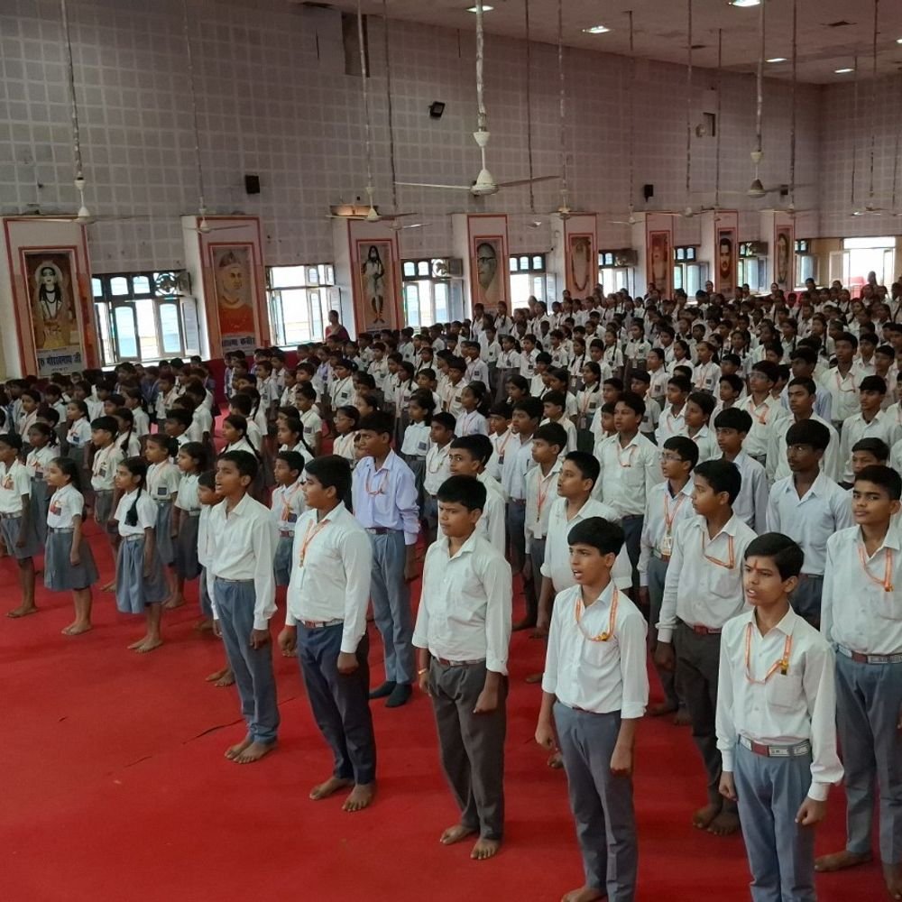 गोरखपुर के स्कूल में 'वन्दे मातरम्' कार्यक्रम:छात्रों ने किया सामूहिक गायन, राष्ट्र सेवा का संकल्प लिया