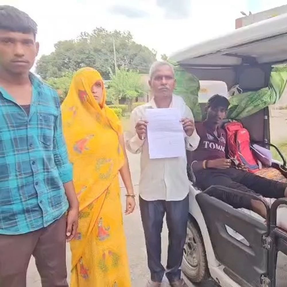 चोरी कबूल कराने के लिए युवक को पीटा, दरोगा-सिपाही निलंबित:मैनपुरी में कैंटीनकर्मी से अमानवीय व्यवहार का आरोप, एसपी ने जांच के बाद की कार्रवाई