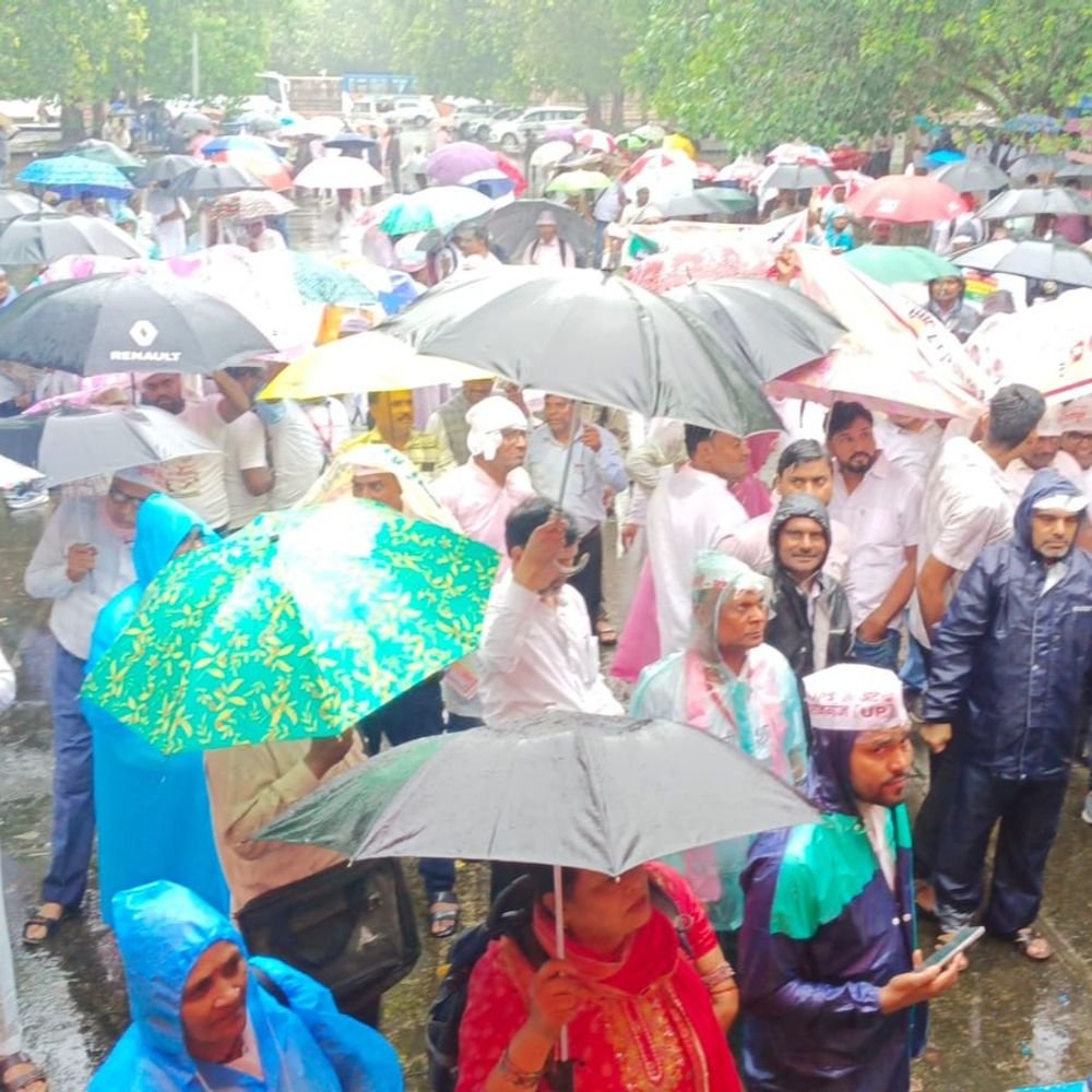 लखनऊ बारिश के बीच अटेवा का प्रदर्शन:पुरानी पेंशन बहाली और निजीकरण पर रोक कि मांग, सरकार पर तानाशाही का आरोप