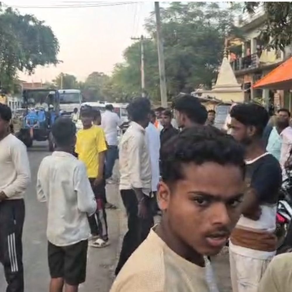 बुलेट सवार युवक को पिस्टल दिखाकर कार में बैठाया:देवरिया में अपहरण का आरोप, मोबाइल छीनकर रास्ते में फेंका; पुलिस जांच में जुटी