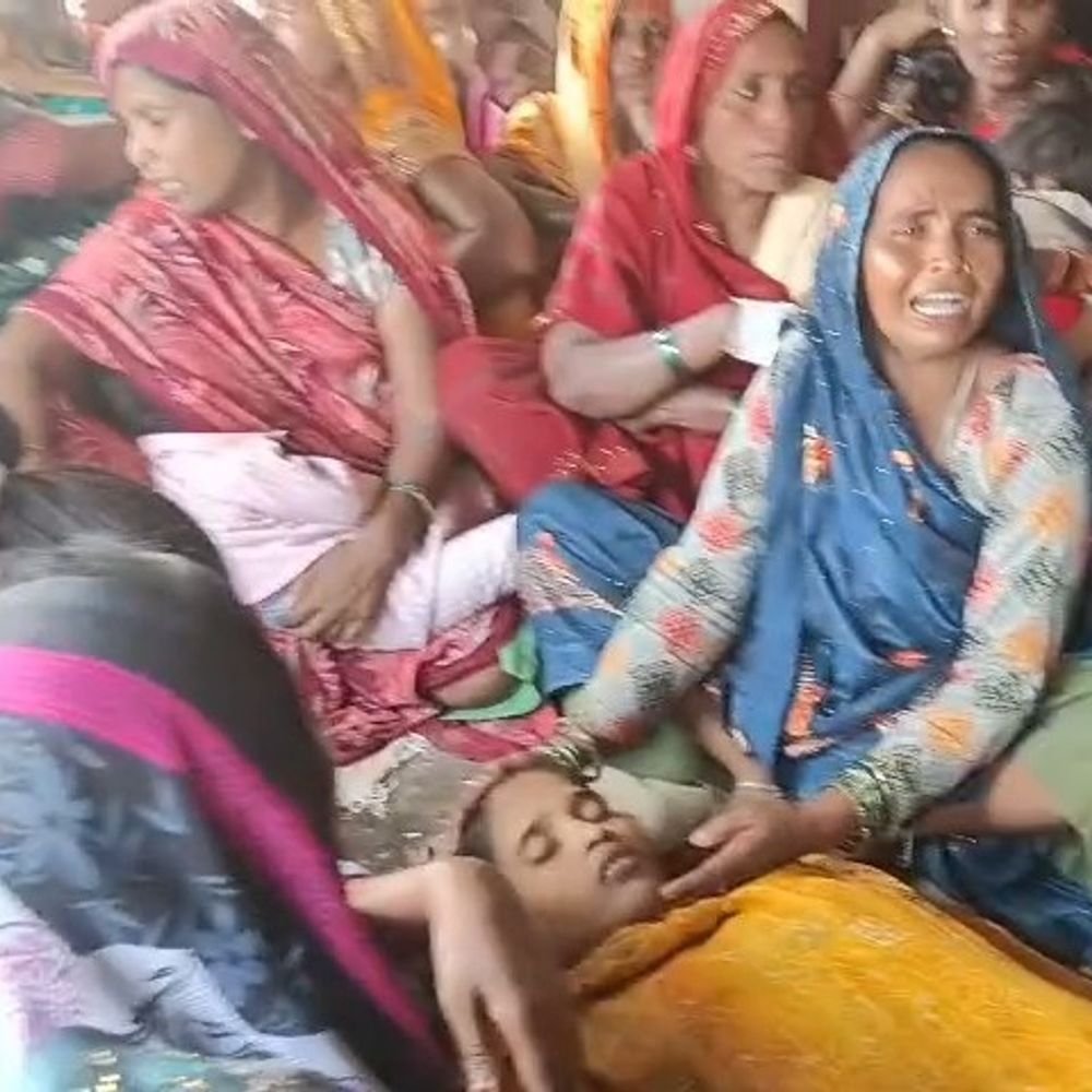 कच्ची दीवार गिरने से मलबे में दबी महिला, मौत:सीतापुर में अस्पताल ले जाते समय जान गई, पुलिस ने शव पोस्टमार्टम को भेजा