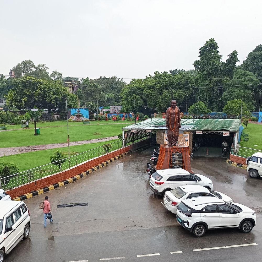 लखनऊ में चक्रवात का असर:दिन बारिश के साथ आंधी का अलर्ट, गिरा पारा, बढ़ी ठंड