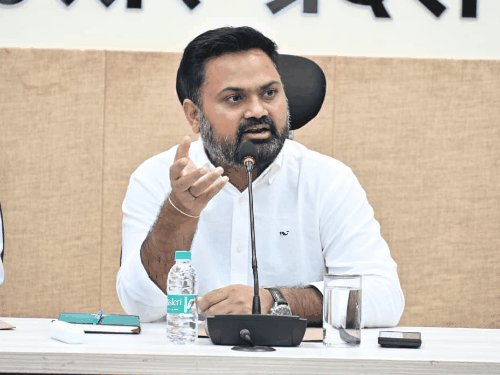 बैठक में व्यापारियों की समस्याओं पर डीएम सख्त:अफसरों की जवाबदेही तय होगी, टैक्स का 60% औद्योगिक क्षेत्रों के विकास पर होगा खर्च