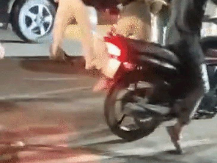 कन्नौज में जीटी रोड पर शराबियों ने रोका ट्रैफिक, VIDEO:चौकी के सामने 20 मिनट तक की गाली-गलौज; PRV ने घसीटकर हटाया