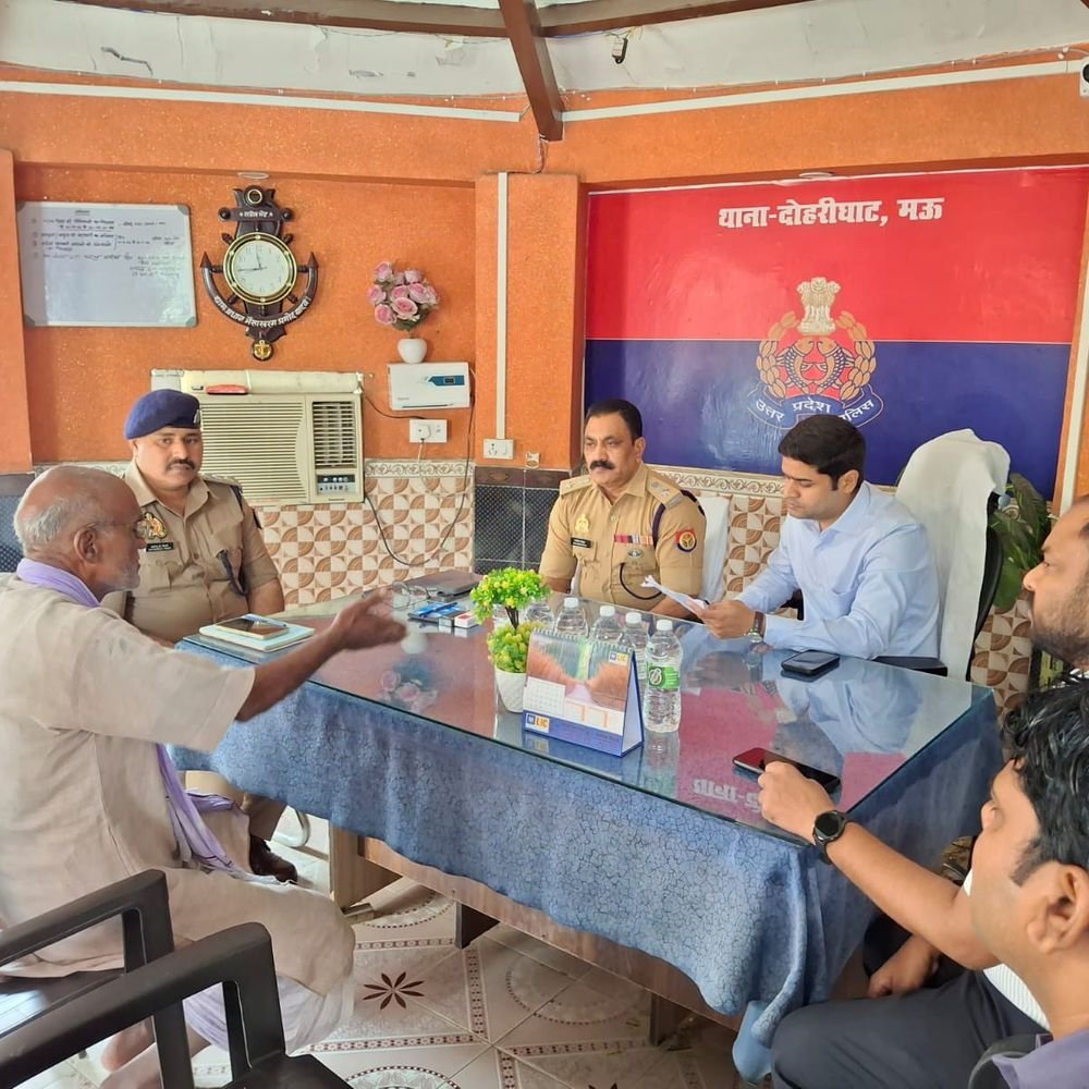 मऊ के थाने में डीएम-एसपी ने सुनीं फरियादें:दोहरीघाट में शिकायतों के समयबद्ध निस्तारण के निर्देश