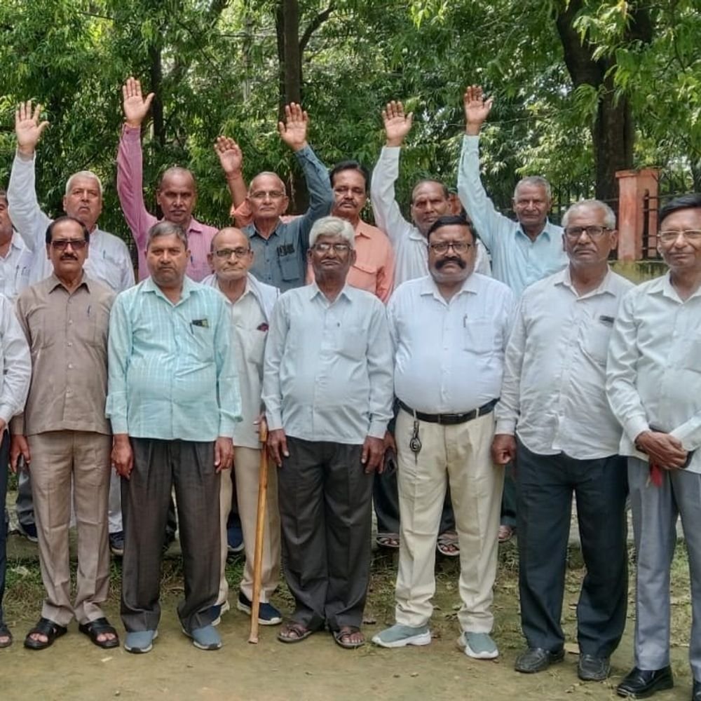 मैनपुरी में पेंशनर्स एसोसिएशन ने मांगों को लेकर दिया धरना:श्याम सिंह यादव के नेतृत्व में तिकोनिया पार्क में धरना, DM को सौंपा ज्ञापन