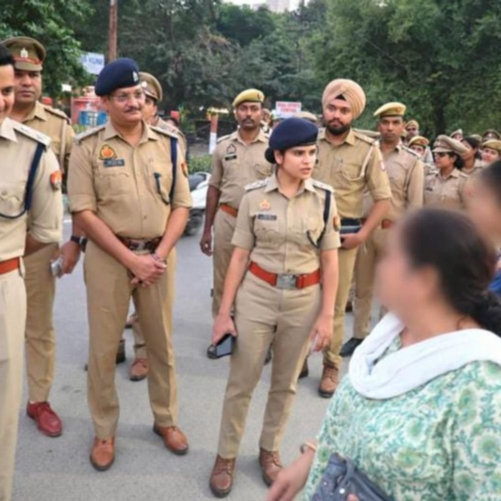 7 थानों की फोर्स लेकर DCP ने किया पैदल मार्च:इंदिरापुरम में महिलाओं से पूछा बाजारों में सुरक्षा कैसी होनी चाहिए, बच्चों को चॉकलेट बांटी