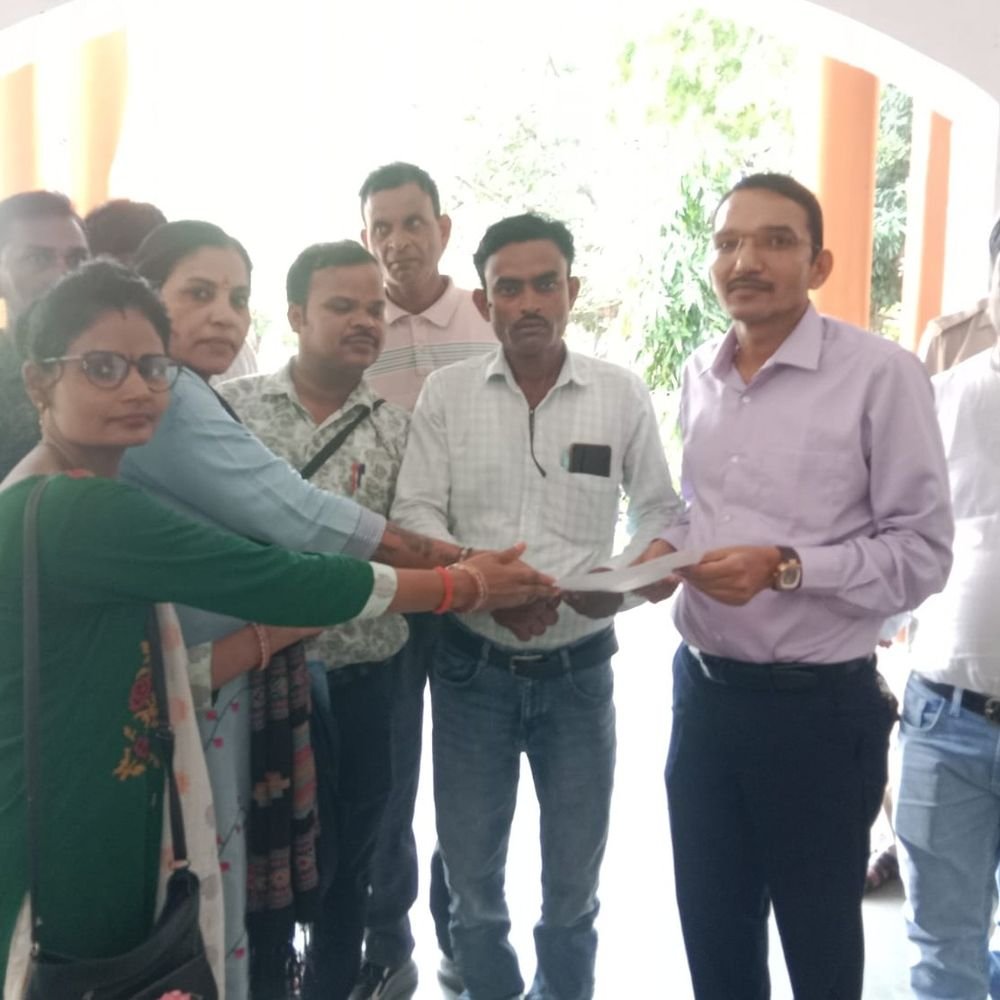 शिक्षामित्रों ने समान वेतन और सुपर टेट से छूट मांगी:कन्नौज में सीएम को संबोधित 5 सूत्रीय मांग पत्र अतिरिक्त एसडीएम को सौंपा