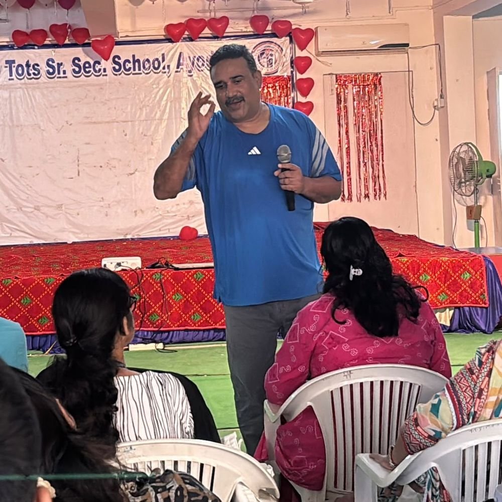 किशोरों में आत्मघाती प्रवृत्ति बढ़ा रहा 'डिजिटल ड्रग':कार्यशाला में डॉ. आलोक ने बताए बचाव के उपाय