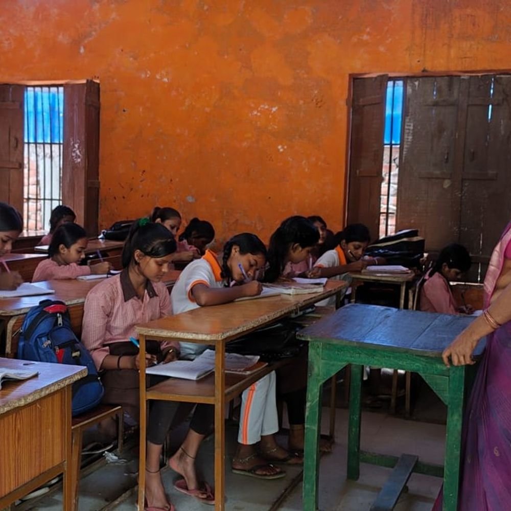 सुल्तानपुर में टीचर पति-पत्नी की हत्या:स्कूल में पसरा मातम; 329 में से 150 बच्चे पहुंचे, छात्राएं बोलीं- सर को न्याय मिले