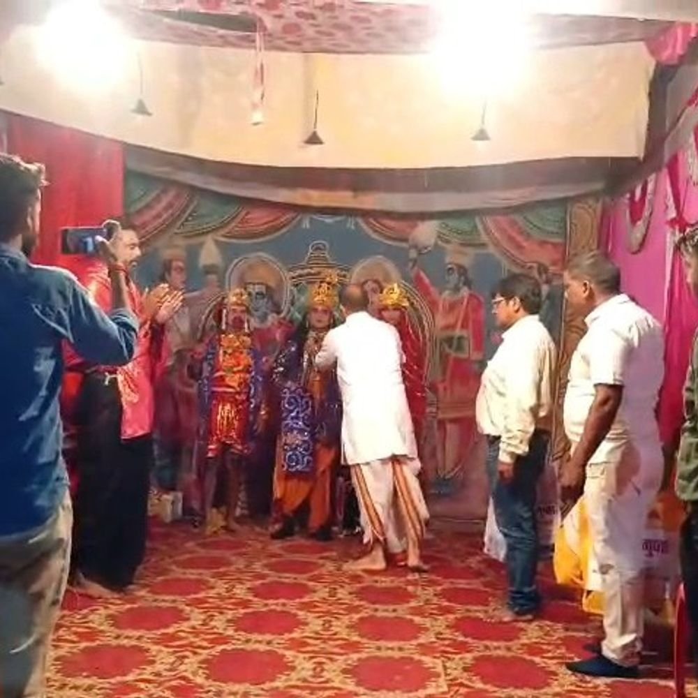 चंदौली में 9 दिन तक चली रामलीला:लक्ष्मण शक्ति, रावण वध और राज्याभिषेक का मंचन, एडीएम ने की आरती