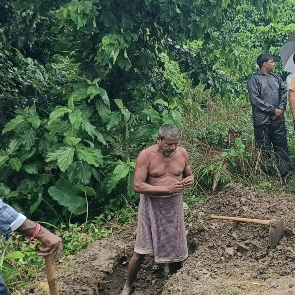 कुशीनगर में 12 साल की बच्ची की हार्ट-हटैक से मौत:स्कूल में बैठे-बैठे गिरी, कब्र से शव निकालकर पोस्टमॉर्टम कराया, रिपोर्ट में खुलासा