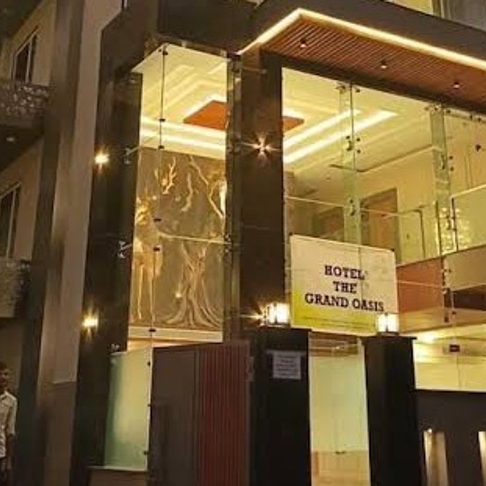 नोएडा में लघु उद्योग विभाग के निजी सहायक की मौत:शराब पीने के बाद होटल की खिड़की से गिरे, शव नीचे मिला