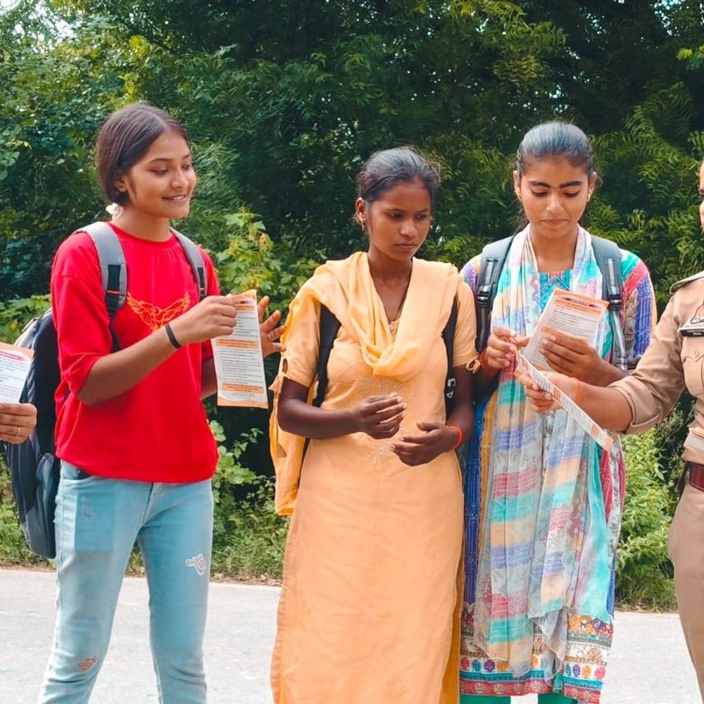 औरैया पुलिस ने मिशन शक्ति 5.0 के तहत चलाया अभियान:महिलाओं और बालिकाओं को सुरक्षा-सम्मान के प्रति किया जागरूक