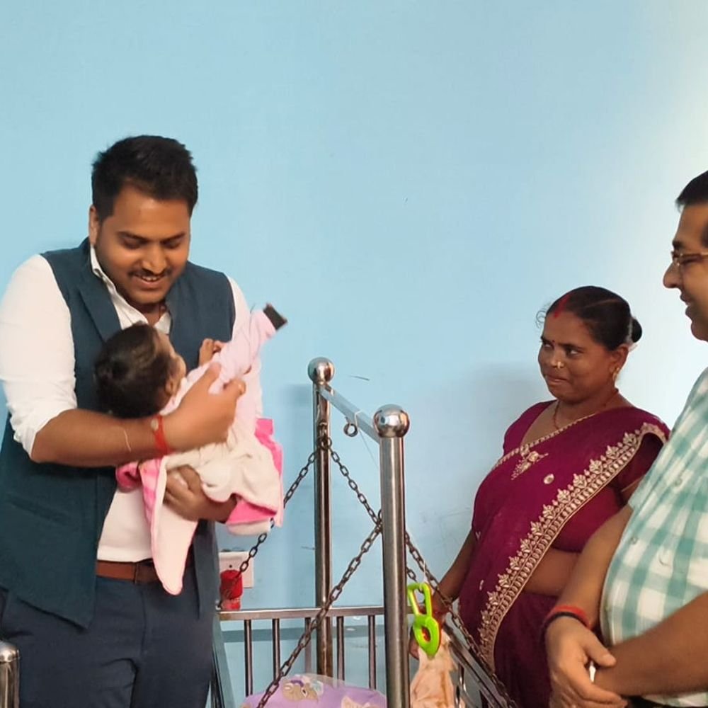 रेस्क्यू नवजात को मिली नई पहचान,डीएम ने नाम रखा ‘कीर्ति’:सोनभद्र में करीब 8 दिन की बच्ची का डीएम ने किया नामकरण