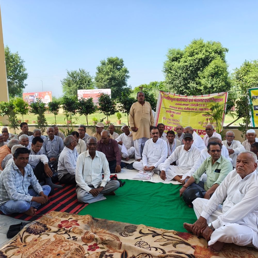 शामली में पेंशनरों का धरना:8वें वेतन आयोग में पुराने पेंशनरों को शामिल करने की मांग, 12 सूत्रीय मांग पत्र सौंपा
