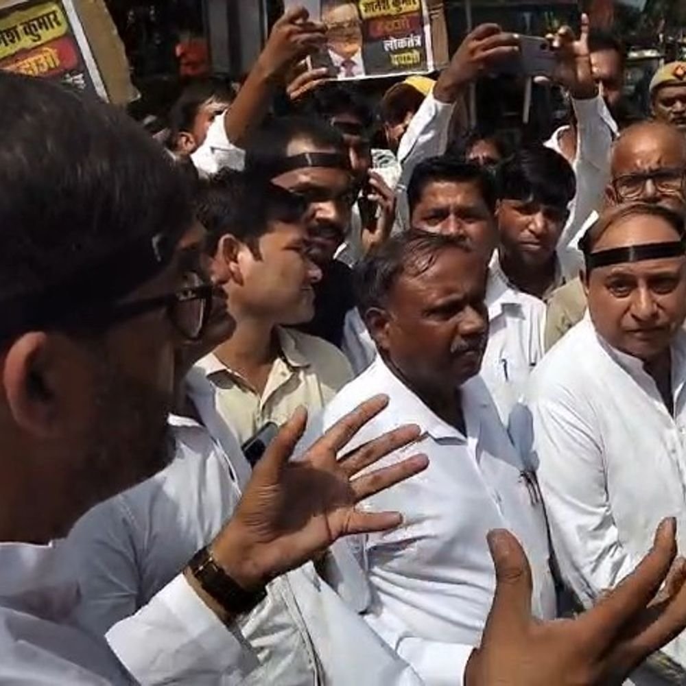 पीलीभीत में कांग्रेस ने मुख्य चुनाव आयुक्त का पुतला फूंका:पुलिस को चकमा देकर प्रदर्शन किया, पद से हटाने की मांग