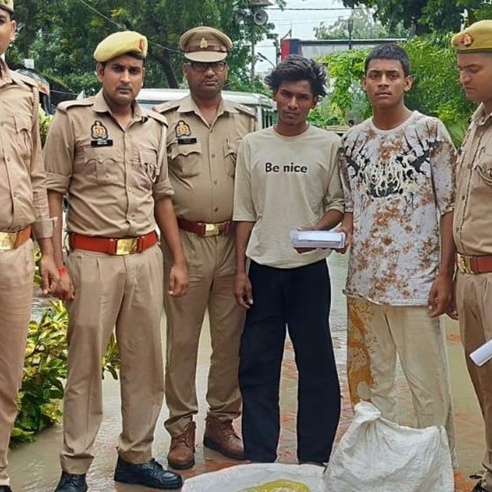 आजमगढ़ में दो आरोपी गिरफ्तार:बाइक के पार्ट को अलग अलग करके करते थे बिक्री, बड़ी मात्रा में समान बरामद
