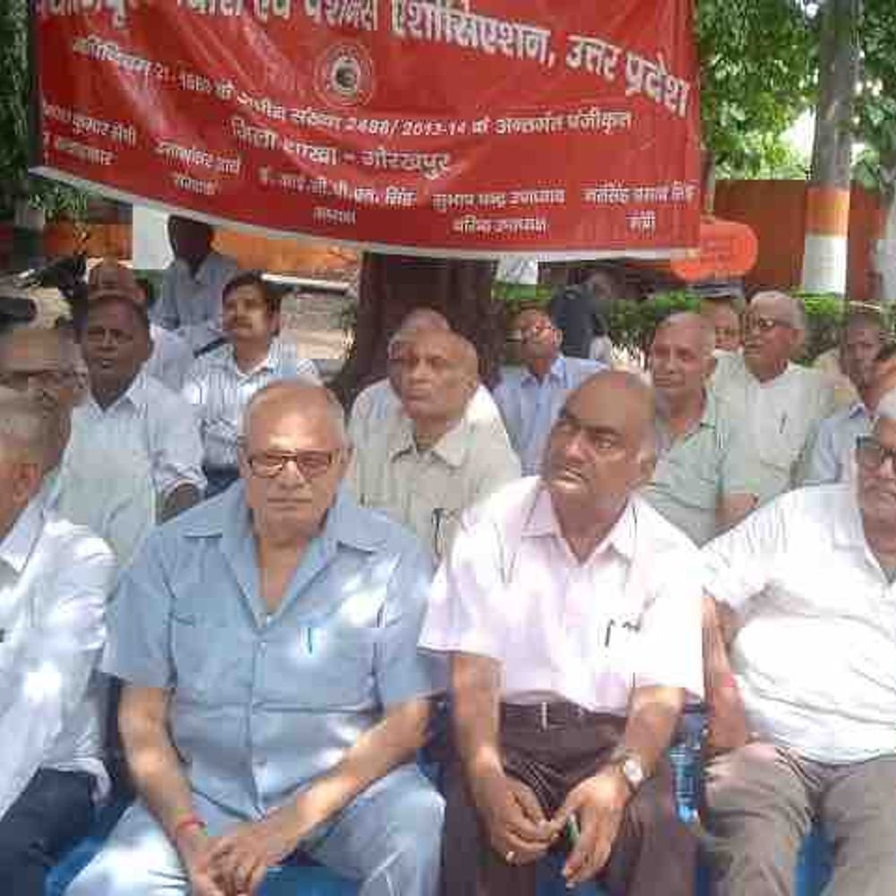 गोरखपुर में पेंशनरों ने किया जोरदार प्रदर्शन:12 मांगों को लेकर धरना, बोले- अब नहीं सुनी गई बात तो और तेज होगा आंदोलन