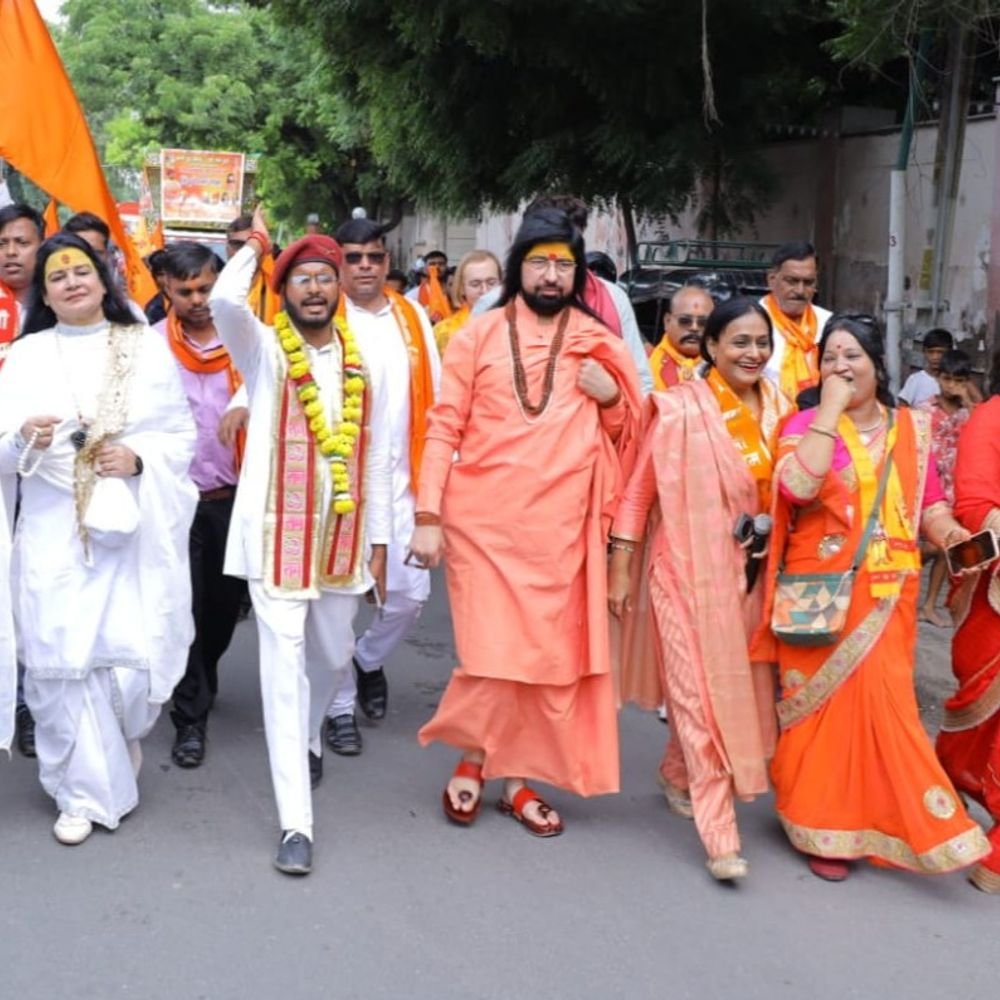 आगरा में निकली योगी यूथ ब्रिगेड की भगवा यात्रा:खेड़ा गांव में हुई सभा, महामंडलेश्वर स्वामी कृष्णानंद और अधिवक्ता नाजिया हुईं शामिल
