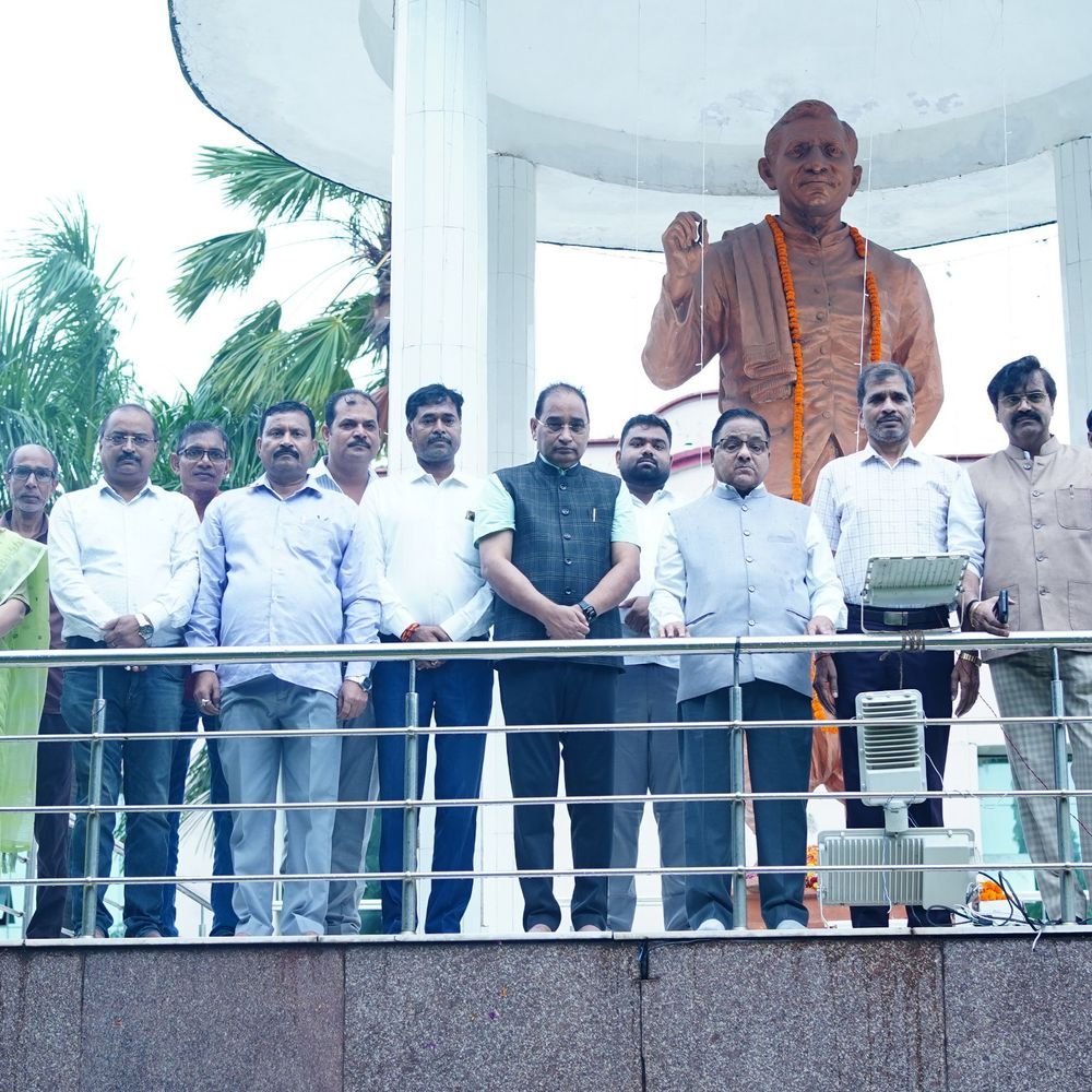 दीनदयाल उपाध्याय की जयंती पर पुष्पांजलि:कुलपति और सांसद ने किया नमन, शोधपीठ में पुरस्कार वितरण समारोह आयोजित