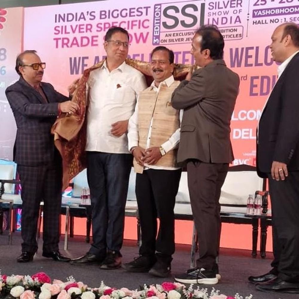 इटावा के सर्राफा कारोबारियों को राष्ट्रीय सम्मान मिला:व्यापारियों में खुशी, शॉल-माला और प्रतीक चिह्न दिया