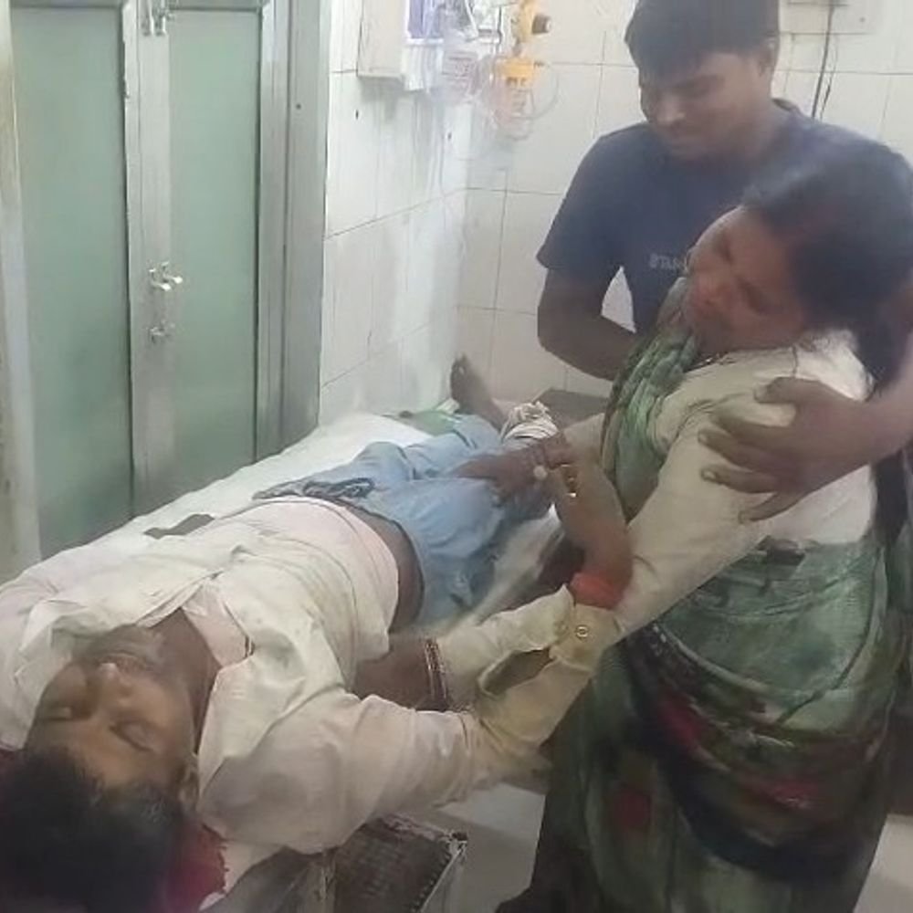 पेड़ सहित बिजली खंभा गिरने से एक व्यक्ति की मौत:सीतापुर में दुकान खोलने जाते समय हुआ हादसा, पेड़ हटाकर ग्रामीणों ने पहुंचाया अस्पताल
