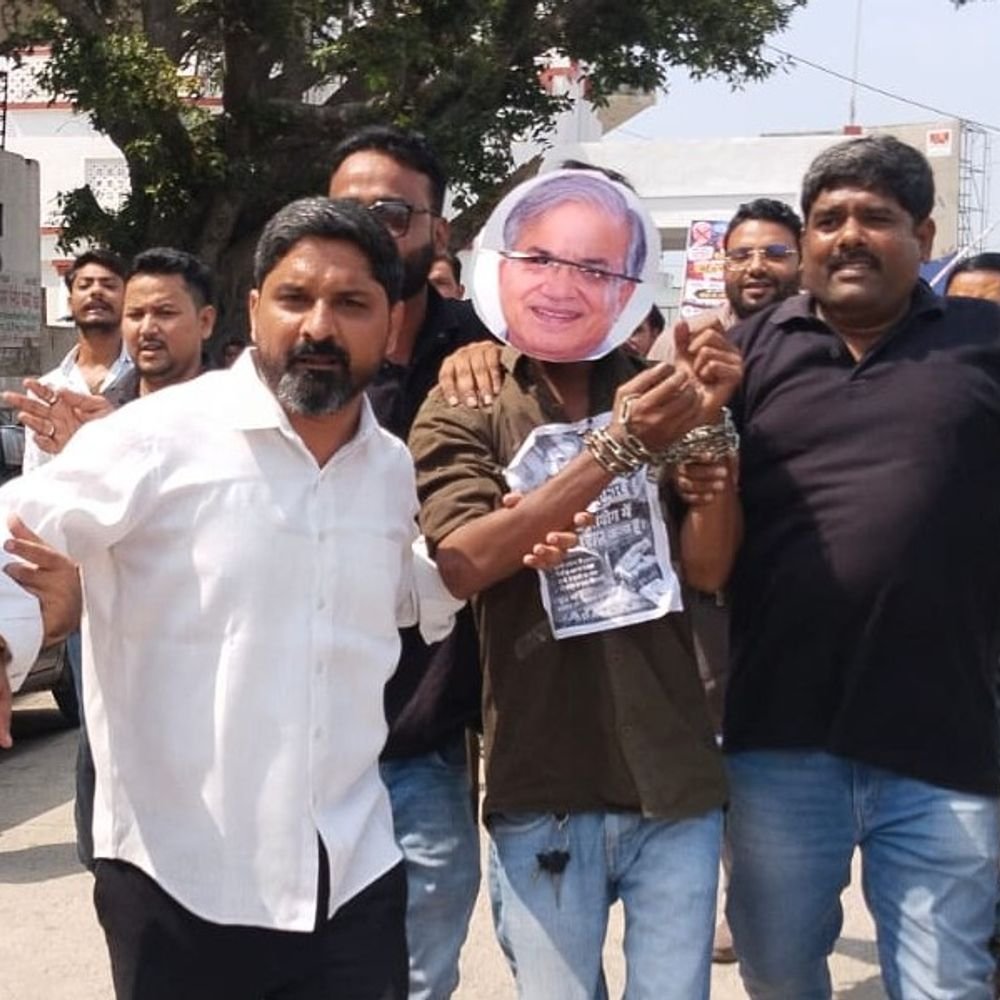आगरा में कांग्रेसियों ने जुलूस निकाला:CEC का मुखौटा पहने युवक को हथकड़ी लगाई, कलेक्ट्रेट पर पुलिस ने रोका