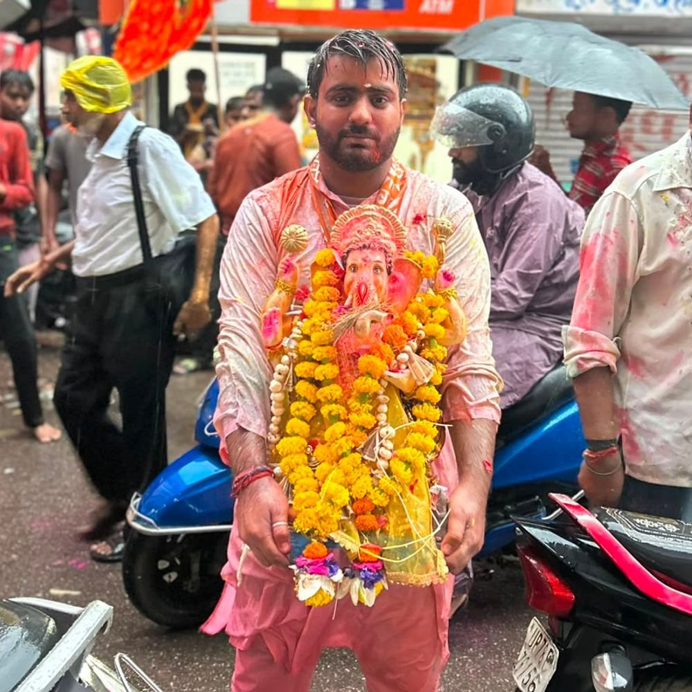 नवाबगंज में गणपति विसर्जन:बारिश में भी नहीं थमा भक्तों का उत्साह, शोभायात्रा में गूंजे बप्पा के जयकारे