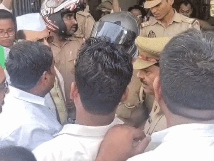 CEC आवास मामला, कमिश्नर से मिला कांग्रेस प्रतिनिधिमंडल:बोले-प्रदर्शनकारियों पर गलत धारा लगाकर लोकतंत्र को कुचल रही पुलिस