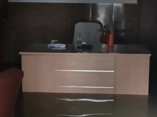 हरदोई में मूसलाधार बारिश से SHO कक्ष में घुसा पानी:घुटनों तक जलभराव के बीच पुलिसकर्मियों ने किया काम, फररियादी दिखे परेशान