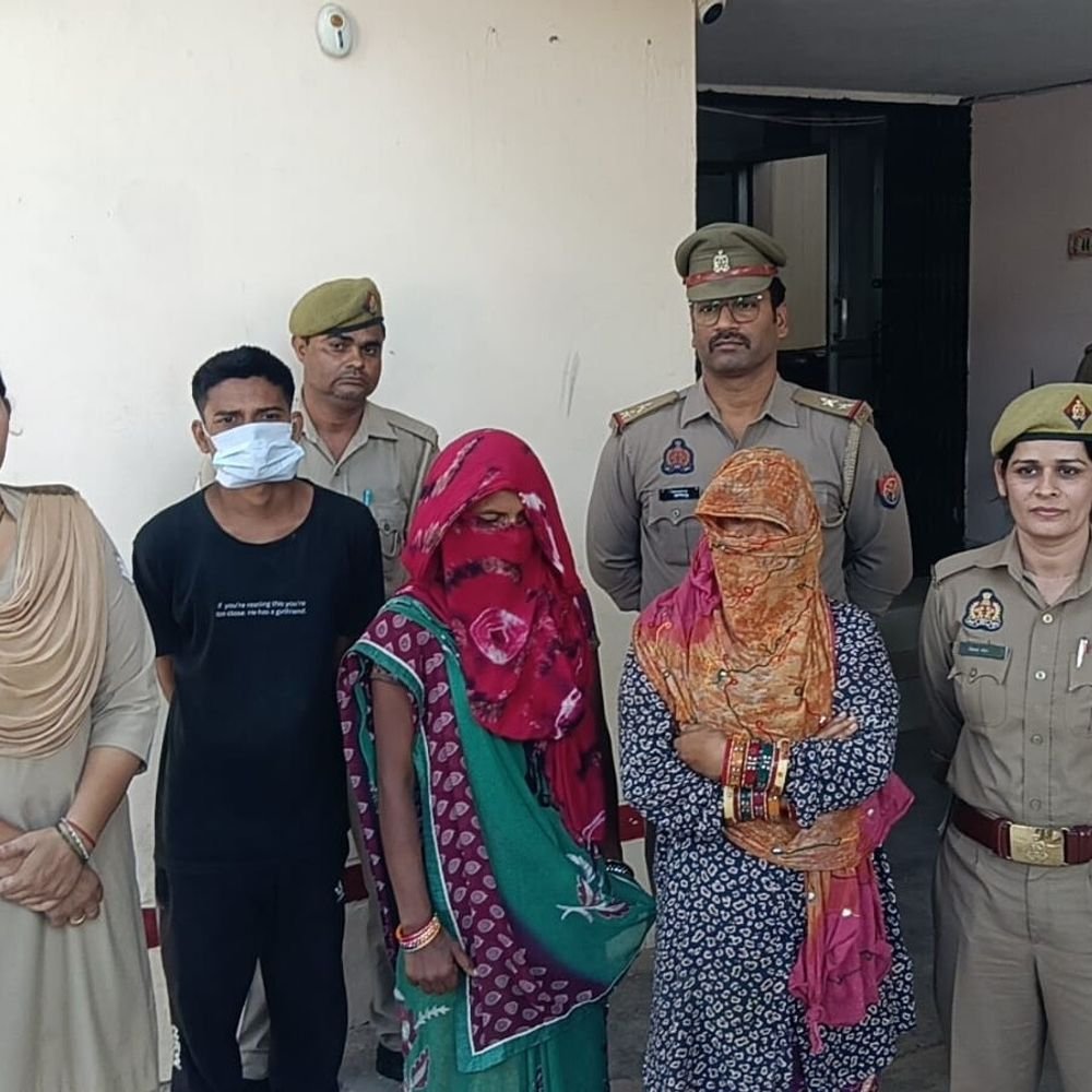सस्ते सोने की गिन्नी बेचने का झांसा देकर ठगी:दो महिलाओं समेत तीन ठग गिरफ्तार, जेवर और मोबाइल फोन बरामद