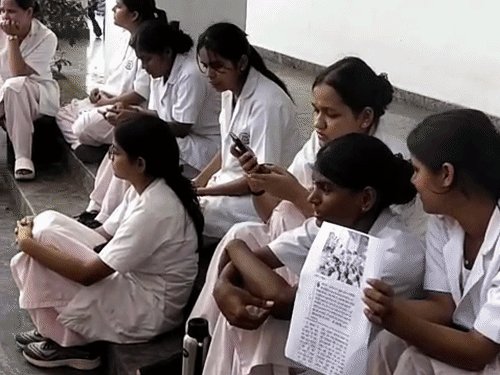KGMU में नर्सिंग छात्रों का फिर प्रदर्शन:प्रिंसिपल-डीन के इस्तीफे की मांग, बोले- आश्वासन के बाद भी नहीं हुई सुनवाई