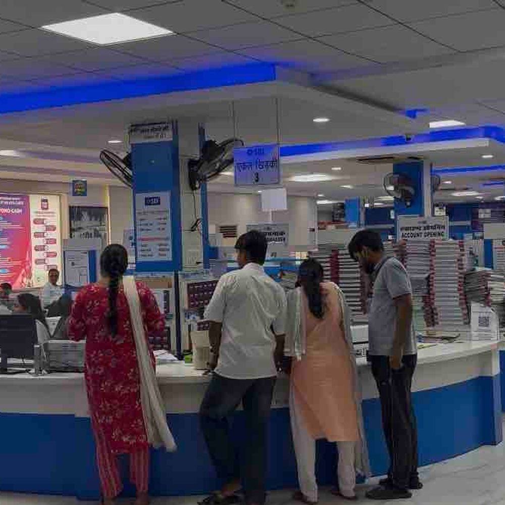 गोरखपुर में रविवार को खुले सभी बैंक:हड़ताल से पहले उमड़ी भीड़, छुट्टी के दिन वर्किंग जैसा माहौल