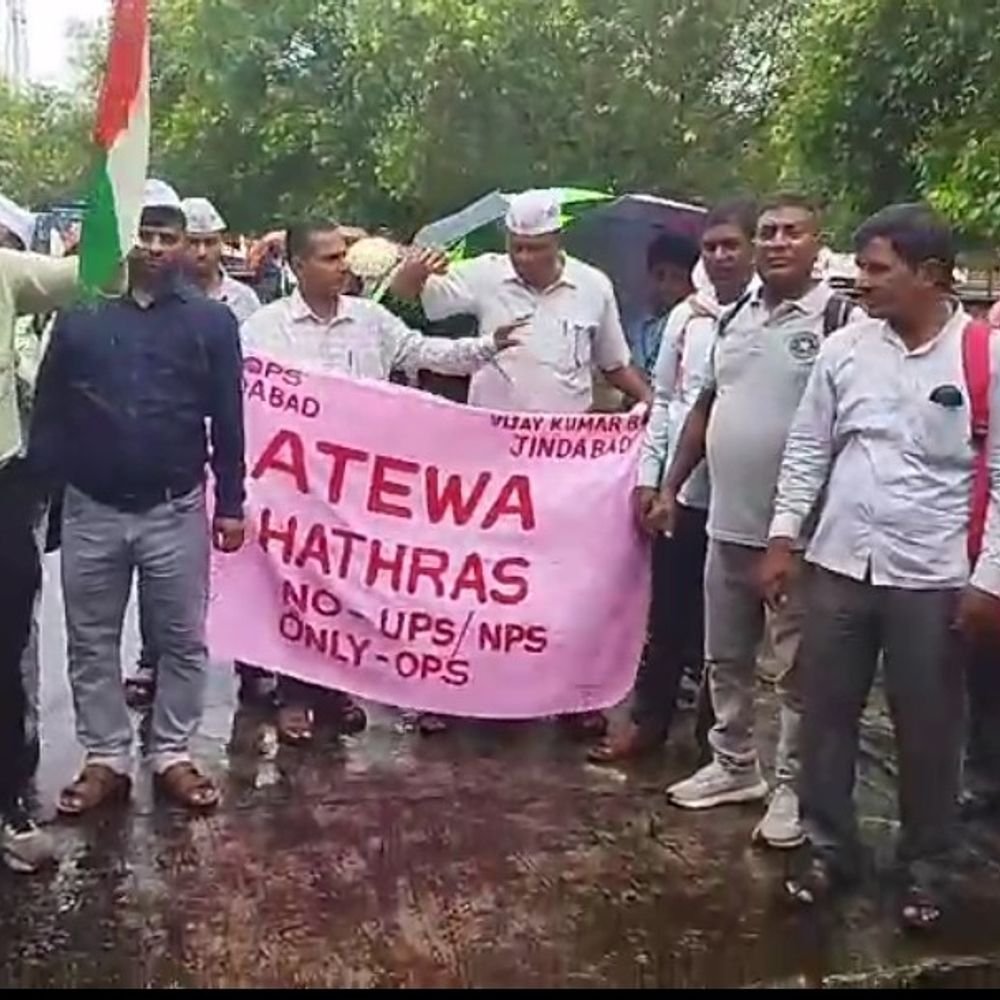 लखनऊ रैली में हाथरस प्रदर्शनकारी पहुंचे:पुरानी पेंशन की बहाली को लेकर लखनऊ में अटेवा समेत कर्मचारी संगठनों ने भरी हुंकार