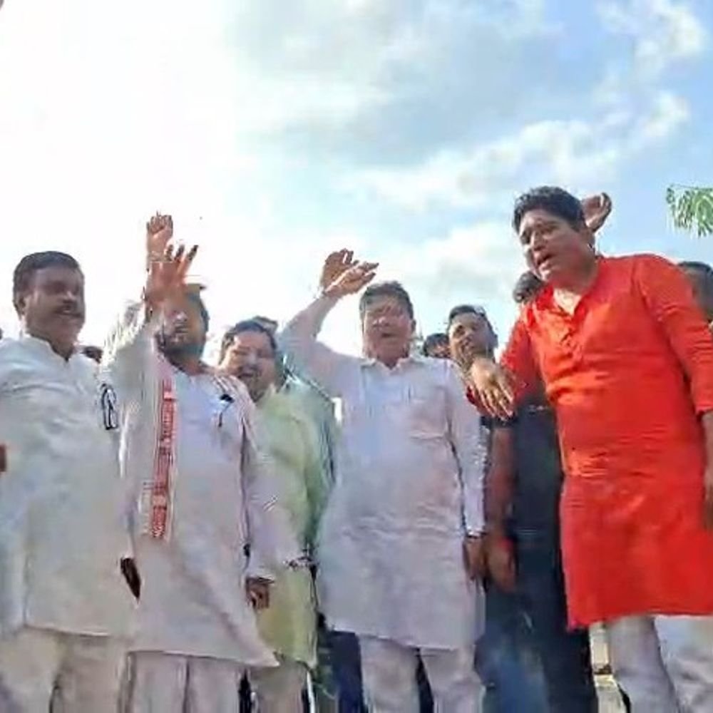 गोंडा में कांग्रेस ने CEC ज्ञानेश कुमार का पुतला फूंका:वोटर लिस्ट में गड़बड़ी का आरोप; इस्तीफे की मांग को लेकर लगाए नारे