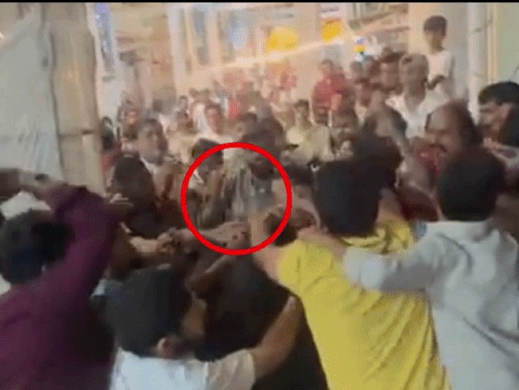 झांसी में भंडारे के दौरान भाजपा-सपा नेताओं में मारपीट:BJP पार्षद बोले- बेटे को मारा, मेरी अंगुली तोड़ दी, पुलिस से की शिकायत