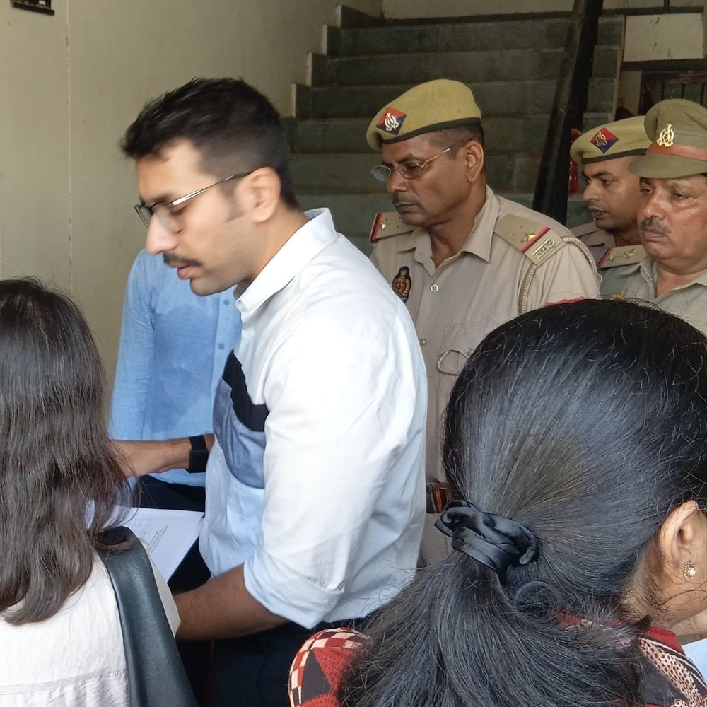 अमेठी में 2027 विधानसभा चुनाव की तैयारियां शुरू:EVM-VVPAT की फर्स्ट लेवल चेकिंग शुरू, DM और प्रेक्षक ने किया निरीक्षण