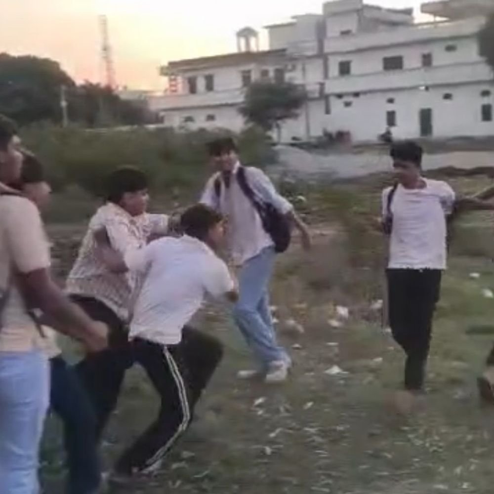फीस के विवाद में 10वीं के छात्र की पिटाई:हरदोई में 15-20 युवकों ने पीटा, आरोपी खुद घर तक छोड़ने भी गया