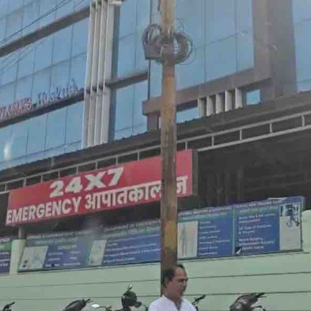 विजयनगर में युवती ने फ्लाईओवर से लगाई छलांग:सीएसएचपी स्कूल फ्लाईओवर से कूदने के बाद अस्पताल में भर्ती, हालत स्थिर